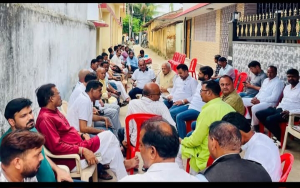 शोक संवेदना व्यक्त करने के लिए पहुंचे लोग