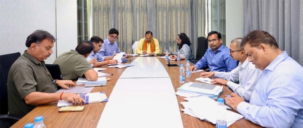 स्वास्थ्य मंत्री जायसवाल स्वास्थ्य विभाग के अधिकारियों और निर्माण एजेंसियों के साथ बैठक करते हुए
