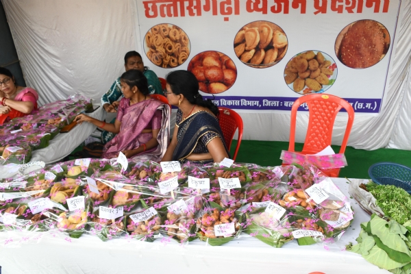 पारंपरिक गहनों ने खीचा दर्शकों का मन