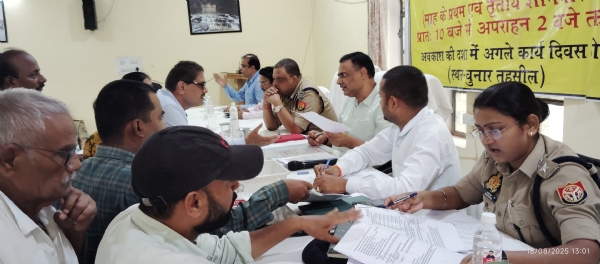 चुनार तहसील सभागार में आयोजित संपूर्ण समाधान दिवस में फरियादियों कि समस्याओं को सुनते डीएम, एसपी