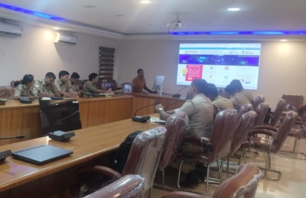 बागपत पुलिस लाइन सभागर में प्रशिक्षण लेते साइबर सेल पुलिसकर्मी