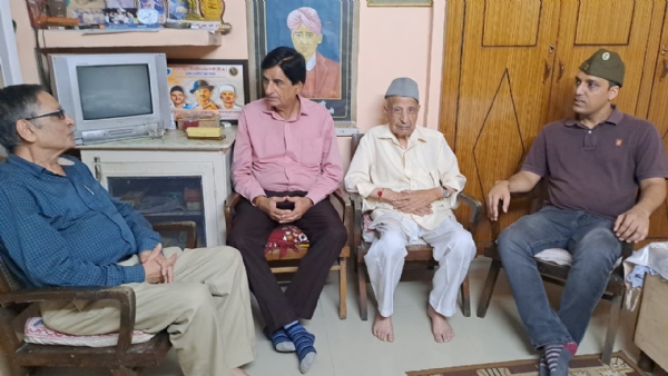 स्वतंत्रता सेनानी परिषद परिवार के आपस में चर्चा करते हुए।