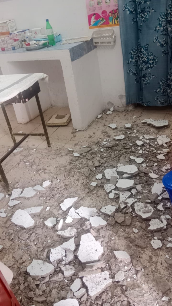 छत का भारी प्लास्टर छत गिरने के बाद फैला मलबा