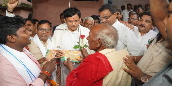 बिहार के गया जी में लोगों से जनसंवाद करते केंद्रीय मंत्री नित्यानंद राय