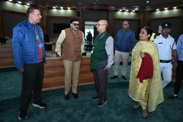 विधानसभा अध्यक्ष ऋतू खंडूड़ी भूषण भराड़ीसैंण में विधानसभा मंडप का निरीक्षण करती।