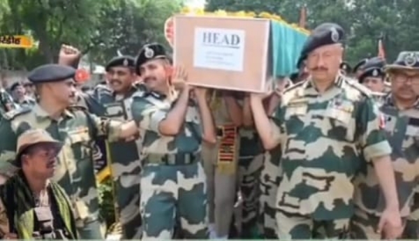 बलिदान जवान को  लाते हुए