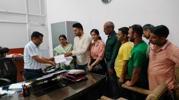 अधिशाषी अभियंता के माध्यम से मुकेश अग्निहोत्री को ज्ञापन भेजते हुए ।