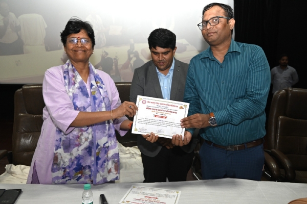डॉ को सम्मानित करते हुए कुलपति डॉ वंदना सिंह को