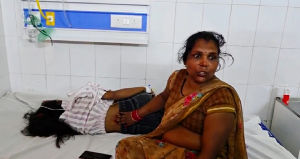 घायल बेटी के साथ मां