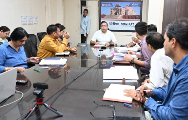 सोनीपत: उपायुक्त सुशील सारवान अधिकारियों कर्मचारियों को निर्देश देते हुए।