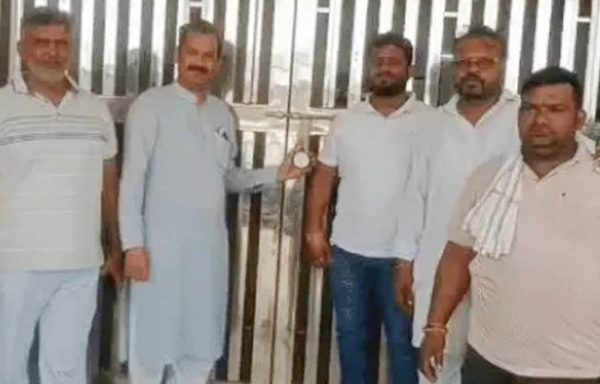 सोनीपत: खरखौदा में पार्षदों ने नगरपालिका कार्यालय के मुख्य गेट पर ताला लगाया