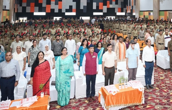 सोनीपत: एचएसएसएफ द्वारा आयोजित वीर वंदन-युवा अभिनंदन कार्यक्रम  में उपस्थित देश भक्त