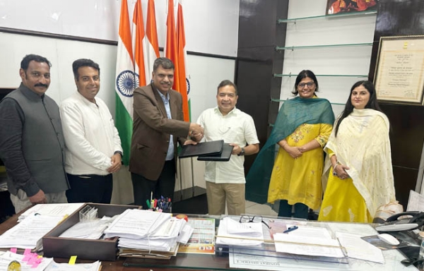 सोनीपत: एसओएस चिल्ड्रन्स विलेजेस इंडिया के अधिकारी उपायुक्त सुशील सरवान समझौता पत्र देते हुए