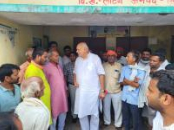 निरीक्षण करते उत्तर प्रदेश सरकार के कृषि मंत्री सूर्य प्रताप शाही