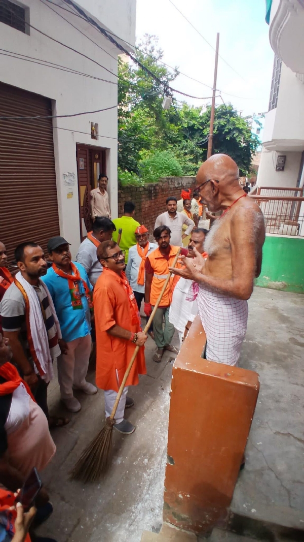 विधायक डॉ. नीलकंठ तिवारी वार्ड प्रवास कार्यक्रम में