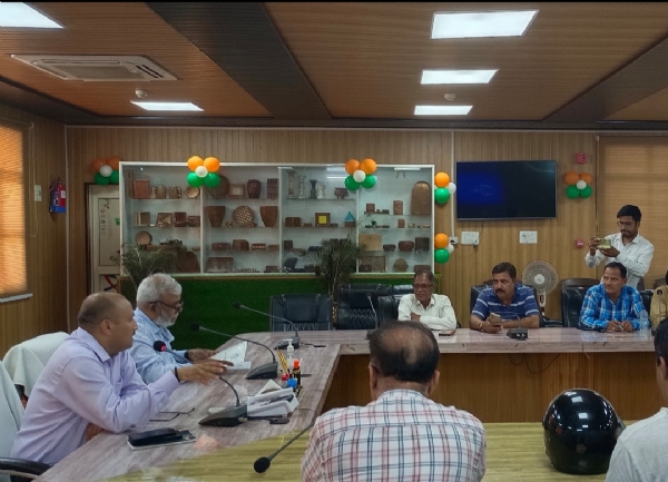 पत्रकारों से वार्ता करते हुए