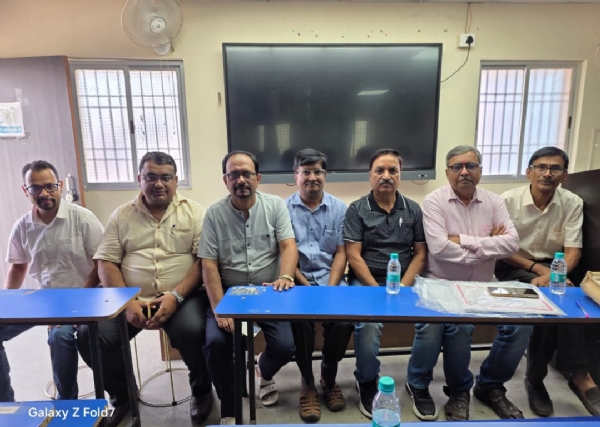 बैठक में जुटे सदस्यगण