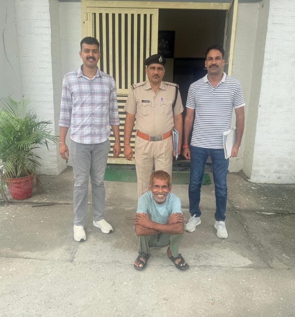 चोरी करने का आरोपी पुलिस हिरासत में