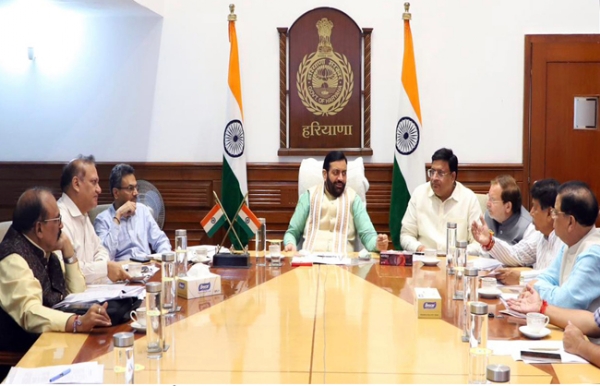 हरियाणा के मुख्यमंत्री नायब सैनी अग्राेहा धाम विकास के लिए बैठक करते हुए