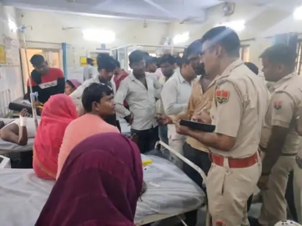 पूछताछ करती पुलिस।