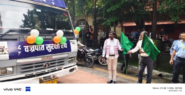 जागरूता रथ रवाना करते उपायुक्‍त