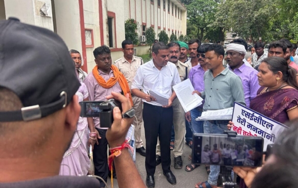 ज्ञापन देने के बाद मीडिया से चर्चा करते हुए