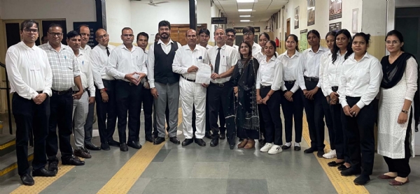 मुख्यमंत्री के नाम ज्ञापन देने पहुंचे वकील।