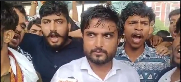 भिवानी की अध्यापिका मनीषा को न्याय दिलाने के लिए पानीपत लघु सचिवालय के सामने प्रदर्शन करते छात्र संगठन