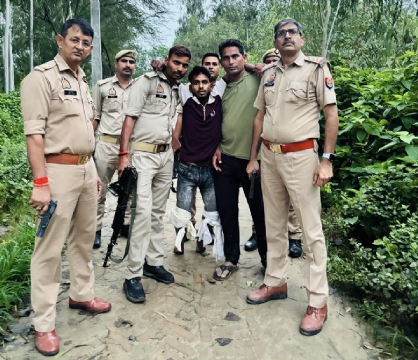 मुठभेड़ में घायल आरोपी वसीम को पकड़कर ले जाती पुलिस टीम।