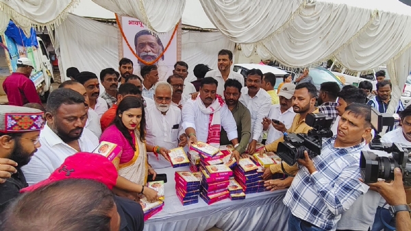 गुरुजी के श्राद्धकर्म के प्रसाद का वितरण करते झामुमो कार्यकर्ता