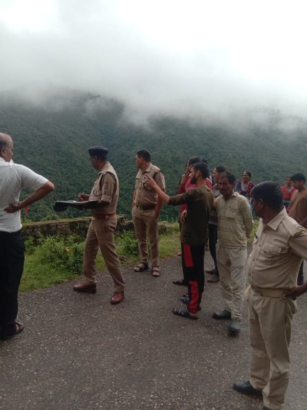 रेस्क्यू अभियान करती पुलिस की टीम