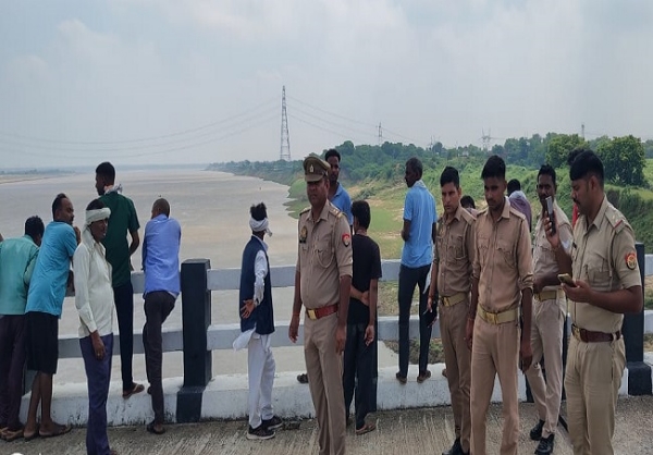 फोटो घटना स्थल पर मौजूद पु​लिस व अन्य।