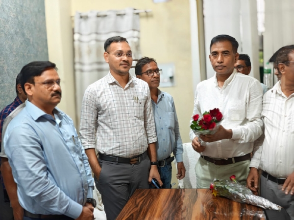 प्रभार ग्रहण करते रामगढ़ अंचल अधिकारी