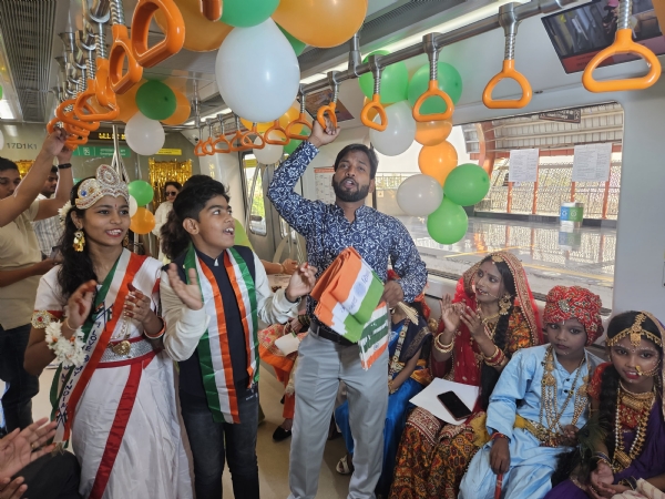 राइड के दौरान देश भक्ति के गीत गाता युवक