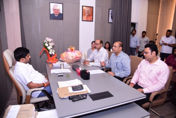 औद्योगिक मंत्री नंद गोपाल गुप्ता नंदी इन्वेस्ट यूपी को लेकर बैठक करते हुए।