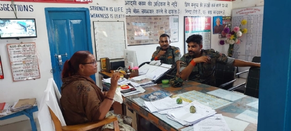 अररिया फोटो:प्रधानाध्यापिका से पुलिस पूछताछ करती