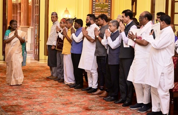 जनजातीय प्रतिनिधियों का समूह सोमवार को राष्ट्रपति द्रौपदी मुर्मु से मुलाकात के दौरान