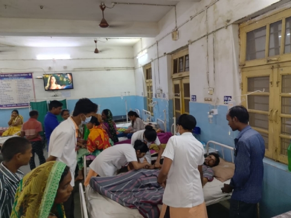 जिला अस्पताल के आईपीडी में मरीजों का उपचार करती हुई नर्सिंग छात्राएं।