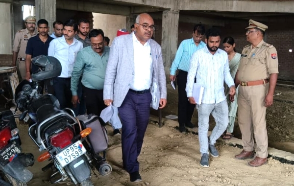 कानपुर में जिलाधिकारी जितेंद्र प्रताप सिंह ने निर्माणाधीन पुलिस थाना भवन साढ़ का औचक निरीक्षण किया का छायाचित्र