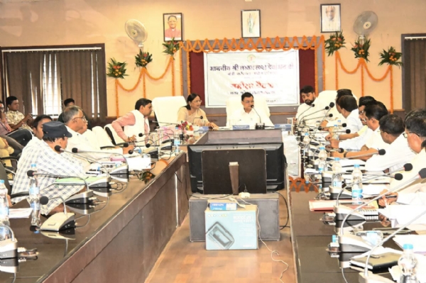जिला पंचायत कोरबा के सभागार में नगर पालिक निगम कोरबा के अधिकारियों की एक महत्वपूर्ण बैठक