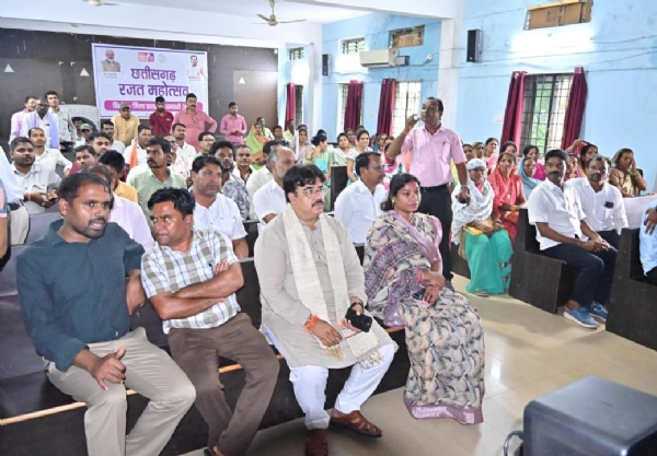 छत्तीसगढ़ी फिल्म फेस्टिवल में उपस्थित अतिथि व लोगों की भीड़।