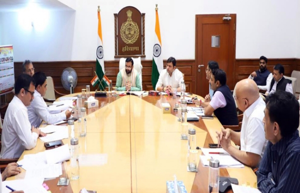 हरियाणा के मुख्यमंत्री नायब सैनी खेल विभाग के अधिकारियाें की बैठक लेते हुए