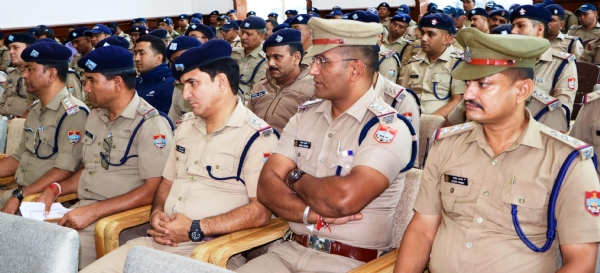 भराड़ीसैण में ब्रीफिंग के दौरान मौजूद पुलिस बल।