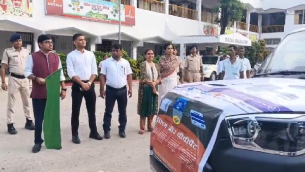 हरी झंडी दिखाते डीडीसी