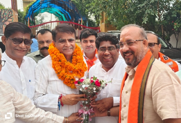 झज्जर जिला भाजपा कार्यकारिणी की बैठक में पहुंचने पर पार्टी नेता धनखड़ का स्वागत करते स्थानीय नेता।
