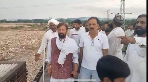 Chaudhary Lal Singh visited the flood affected areas along with the senior leadership of the Congress Party