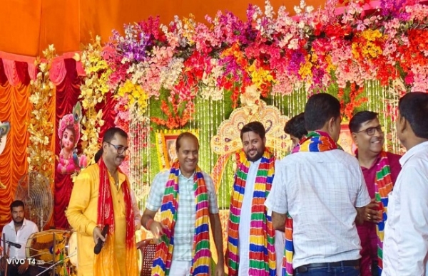 मंच पर मौजूद मुख्य अतिथि विजय सागर मिश्रा को सम्मानित करते हुए अजय सिंह और अन्य लोग