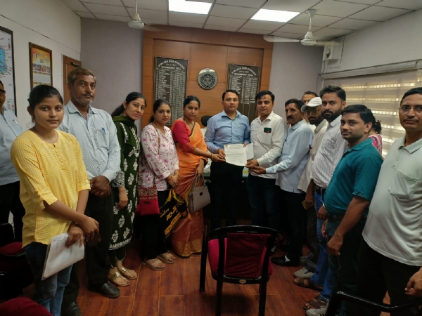 एसडीएम झज्जर को ज्ञापन सौंपते प्ले स्कूल संचालक।