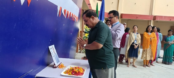 श्रद्धांजलि देते बिरादरी के लोग