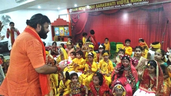 सौरभ कृष्ण शास्त्री आरती उतारते